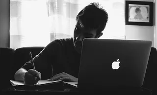 学习，商务，电脑，学校，mac电脑，笔记本电脑，坐着，一个人