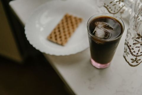 装满黑色液体的玻璃杯