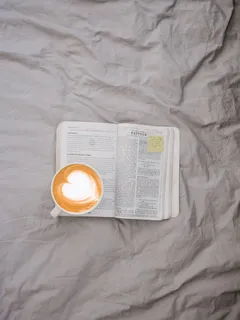 书上放满咖啡的白色马克杯 书上放满咖啡的白色马克杯