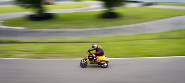 人、骑行、黄色、摩托车、混凝土、道路、vespa、比赛