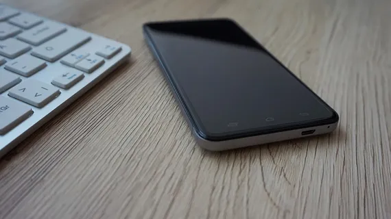 黑色、android智能手机、棕色、木质、木板、智能手机、键盘、桌子 黑色、android智能手机、棕色、木质、木板、智能手机、键盘、桌子