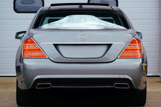 灰色梅赛德斯-奔驰Suv