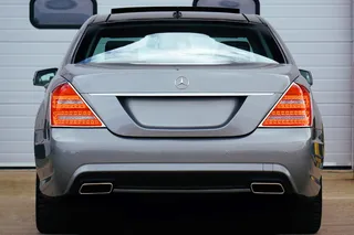 灰色梅赛德斯-奔驰Suv