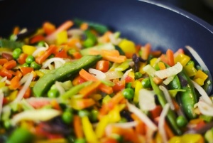 亚洲人、胡萝卜、烹饪、煎锅、蔬菜、健康食品、豌豆、蔬菜