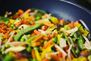 亚洲人、胡萝卜、烹饪、煎锅、蔬菜、健康食品、豌豆、蔬菜