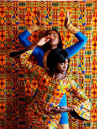 两个穿着衣服的女人靠近漆过的墙