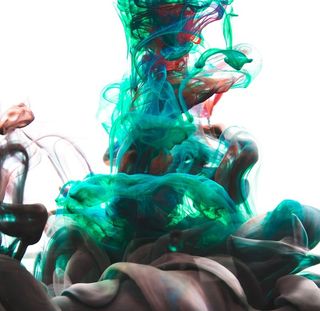 带红色水滴的青色墨水照片