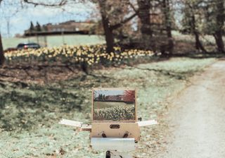 表面上打开的行李箱