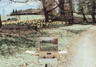 表面上打开的行李箱