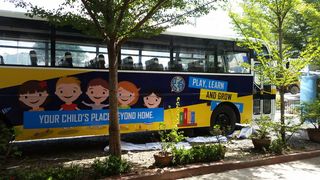 校车，公交车，公交车贴纸，文字，树，植物，通讯，西文