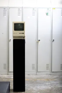 白色储物柜旁的灰色CRT显示器 白色储物柜旁的灰色CRT显示器