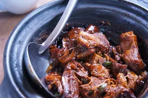 肉菜、棕色、酱汁、内部、大锅、肉、烹饪、熟的