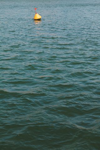 法国图卢兹，拉加龙，水，加龙，从上面看，浮标，红旗