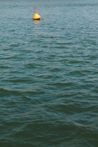 法国图卢兹，拉加龙，水，加龙，从上面看，浮标，红旗