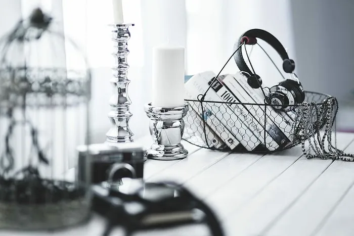 黑色智能手机和各种耳机