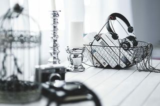 黑色智能手机和各种耳机