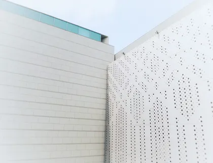 白色混凝土建筑，墙壁，家居装饰，文本，建筑，办公楼，建筑，设计