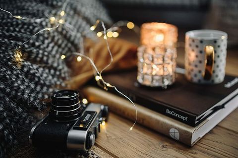 旧相机、茶杯和书