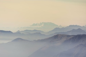 雾覆盖了山脉、高地、低洼地带、山脉、山谷、景观、雾、寒冷