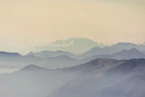 雾覆盖了山脉、高地、低洼地带、山脉、山谷、景观、雾、寒冷