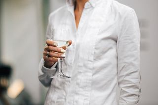 几杯橙汁、葡萄酒和水