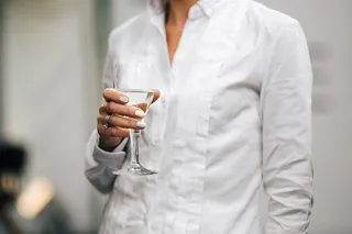 几杯橙汁、葡萄酒和水