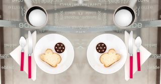 两个圆形盘子，上面有切片面包