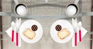 两个圆形盘子，上面有切片面包