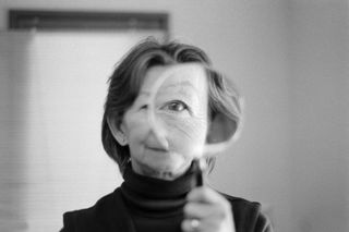 拿着放大镜的女人