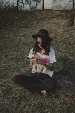 白天穿着白色和粉色圆领短袖衬衫和黑色裤子的女人