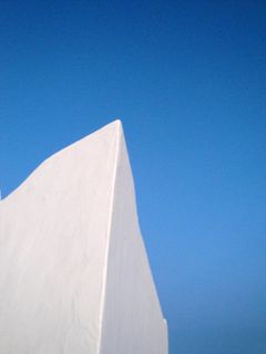 深蓝色的天空，白色的灰泥，对比，晴朗的天空，天空，复制空间，蓝色，没有人