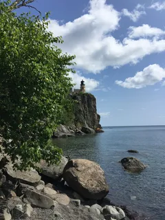 灯塔,北岸,苏必利尔湖,天空,岩石,水,岩石-物体,固体 灯塔,北岸,苏必利尔湖,天空,岩石,水,岩石-物体,固体