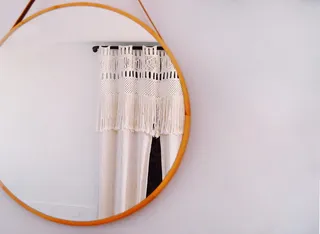 带窗帘反射的圆形棕色镜框