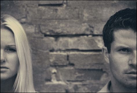 男人和女人的灰度照片