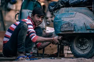 修理蓝色摩托车的人