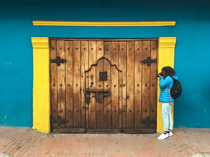 拍棕色木门照片的人