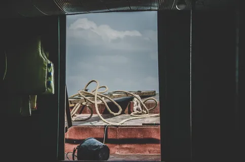白天,棕色绳索系在建筑物外的棕色木板上 白天,棕色绳索系在建筑物外的棕色木板上