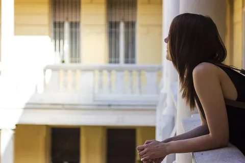 建筑、结构、阳光、白天、房子、阳台、露台、人、女孩 建筑、结构、阳光、白天、房子、阳台、露台、人、女孩