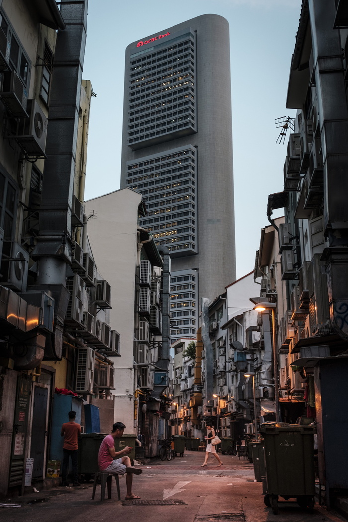 蓝天下灰黑色的混凝土建筑