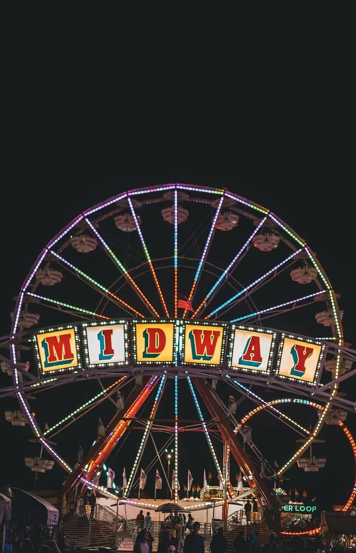 夜间中途的摩天轮