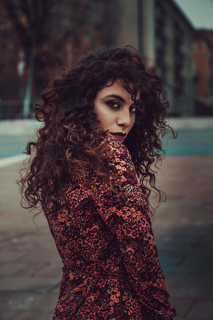 站着穿着花裙子的女人