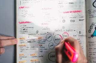 拿着粉色荧光笔的人