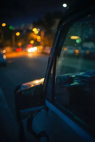 倾斜镜头摄影，汽车，白色，街道，红色，橙色，绿色，波基