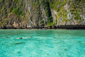 在清澈的海水中潜水