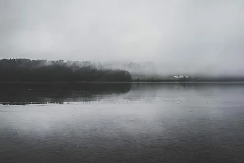 景观灰度摄影,景观,灰度,摄影,雾,灰色,湖泊,水 景观灰度摄影,景观,灰度,摄影,雾,灰色,湖泊,水