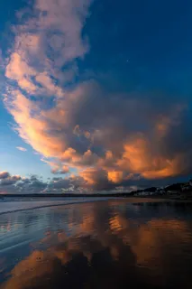 灰色,多云,天空,平静,身体,水,海滩,潮汐 灰色,多云,天空,平静,身体,水,海滩,潮汐