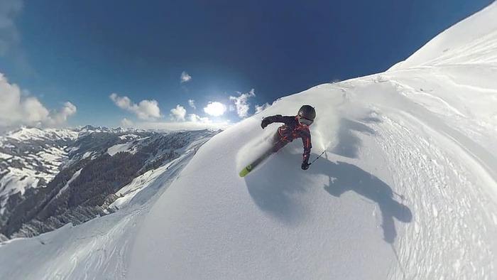 在雪地里骑着雪的人