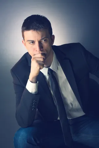 男，黑色西装，领带，帅气，一个人，穿着考究，看着摄像机，男