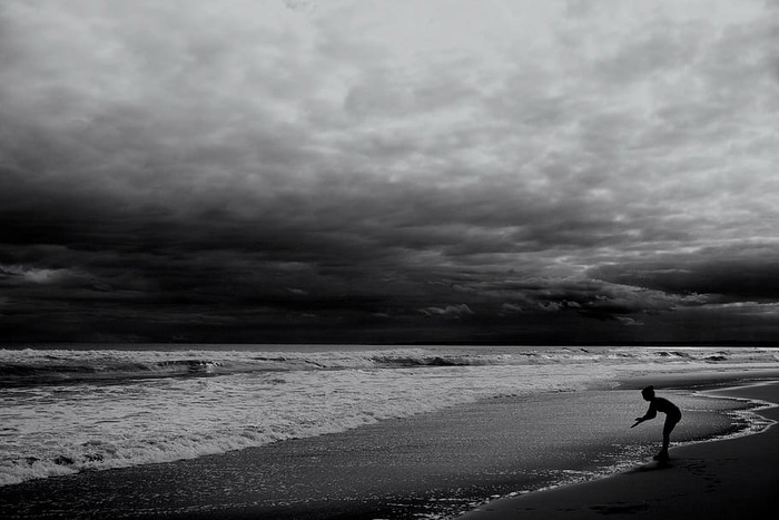 海滩、黑白、儿童、自然、海洋、户外、阴天、沙滩
