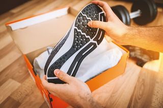 打开一双新鞋的盒子